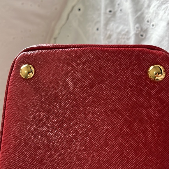 Prada saffiano M size on red..comes with dust bag,card, strap.. - Picture 6 of 7